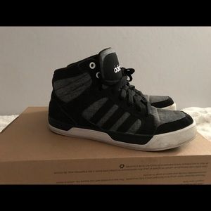 Big kids Adidas size 5. Fits a woman size 6